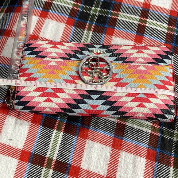 Guess zip around wallet wristlet never used in multi color - Picture 4 of 6